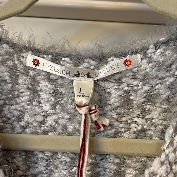 NWT Chelsea & Violet Large Gray and White Fuzzy Fringe Sweater - Picture 2 of 6